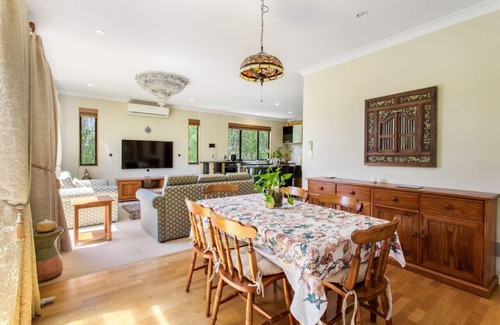 Auckland Casa | Northpark Getaway with patio area