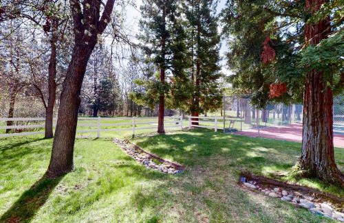 Bass Lake Casa | Northshore Lakeview Getaway
