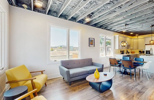 Northside Apartamento | Northshore, upstairs apartment with balcony, full kitchen & pet friendly!