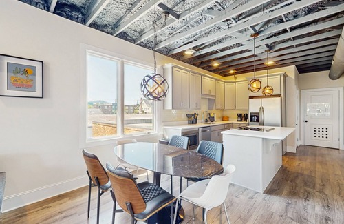 Northside Apartamento | Northshore, upstairs apartment with balcony, full kitchen & pet friendly!