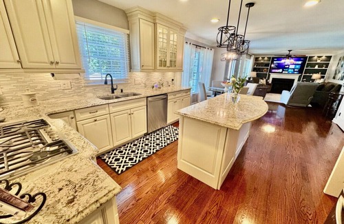 Greensboro Casa | Northwest Greensboro 5 Bed Room House
