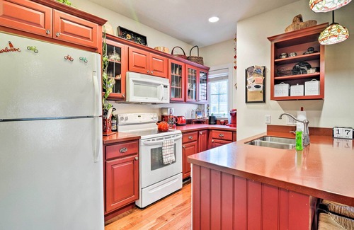 Charlevoix Casa | ¡NUEVO! Downtown Home w / Yard 0. 4 millas al lago Michigan