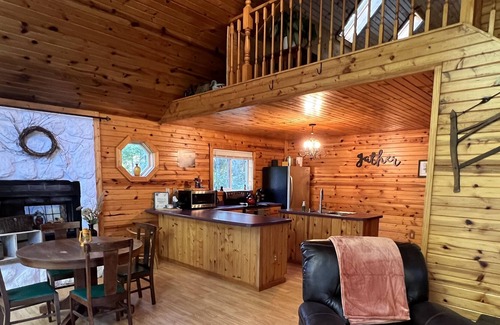 Armstrong Creek Cabina | Northwoods Chalet on 28 Acres - Direct Trail Access - Hunting - Tranquility