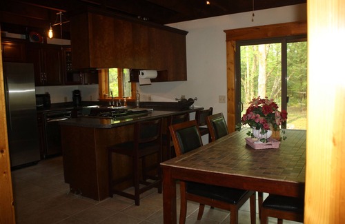 Birchwood Cabina | ¡Northwoods se escapa! Disfrute de la privacidad de esta propiedad junto a Big Lake Chetac