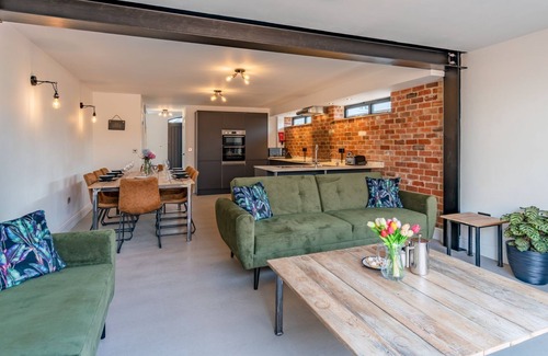Cheltenham Cabaña | Norton Coach House - Cheltenham Spa