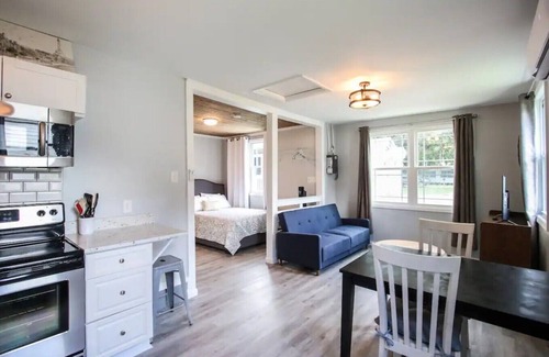 Richmond Hill Casa | Nosey-Huge, Historic Richmond Hill Home for 7