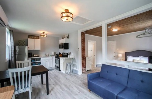 Richmond Hill Casa | Nosey-Huge, Historic Richmond Hill Home for 7