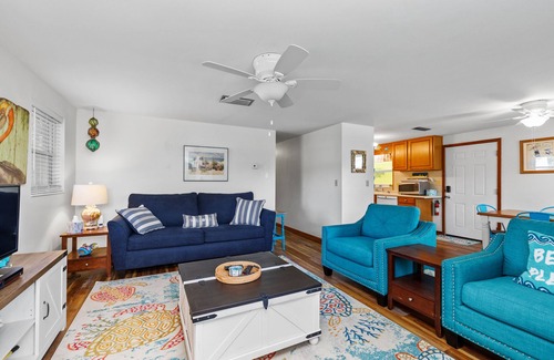 Lakeside By The Gulf Casa | Nostalgic Beach Cottage.