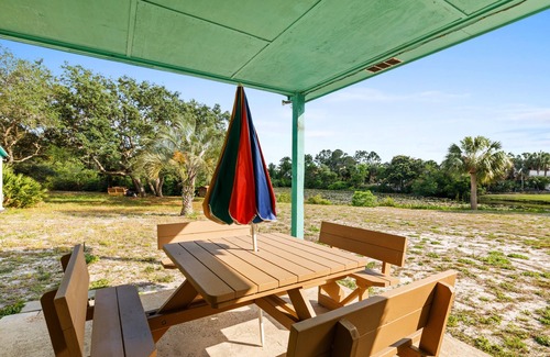 Lakeside By The Gulf Casa | Nostalgic Beach Cottage.