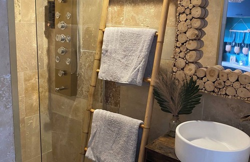 Carvin Casa | Nosy Komba - Oasis of relaxation with spa, video projector in the Malagasy jungle
