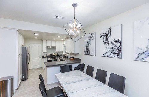 East Pasadena Casa | Not affected by the fire/Elegant Pasadena Retreat – Prime Comfort Awaits