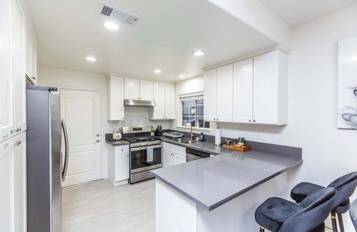 East Pasadena Casa | Not affected by the fire/Elegant Pasadena Retreat – Prime Comfort Awaits