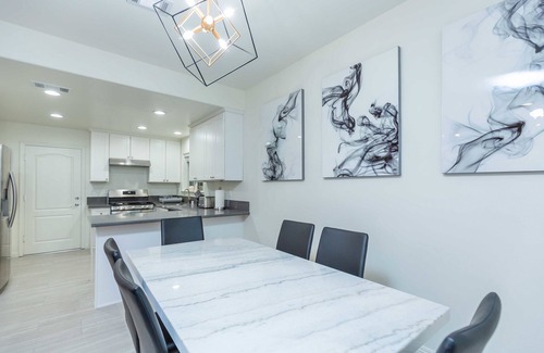East Pasadena Casa | Not affected by the fire/Elegant Pasadena Retreat – Prime Comfort Awaits