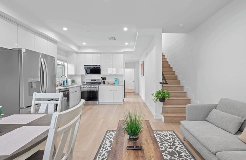Pico-Union Apartamento | Not affected by the fire/Modern 5BR Home with Full Amenities & Parking #2