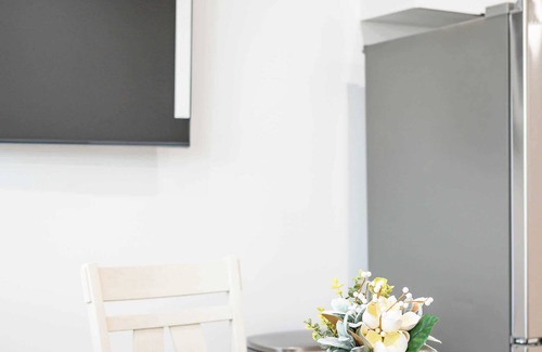 Pico-Union Apartamento | Not affected by the fire/Modern 5BR Home with Full Amenities & Parking #2