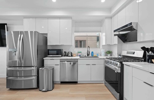 Pico-Union Apartamento | Not affected by the fire/Modern 5BR Home with Full Amenities & Parking #2