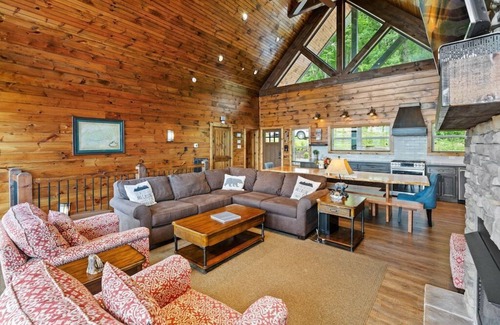 Gatlinburg Cabina | Luxury Lodge, Spectacular Views -FIRE PIT