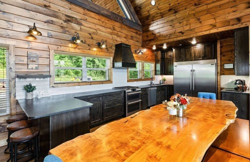 Gatlinburg Cabina | Luxury Lodge, Spectacular Views -FIRE PIT