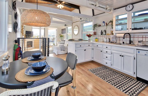 Marin City Alquiler De Eote | Not your Ordinary Houseboat! Deep Water & just remodeled! Excellent Location