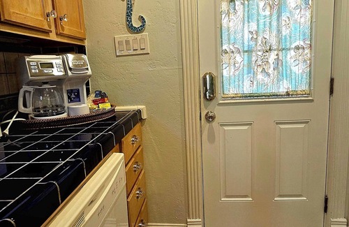 San Jacinto Cabaña | Notable Galveston Cottage/Steps to Seawall Beaches, Sunrises & Local Fun