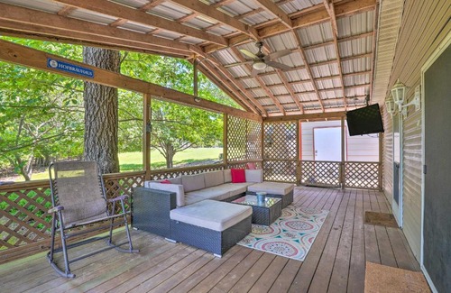 Rogers Casa | Noteworthy Cabin Grill, Walk to Beaver Lake!