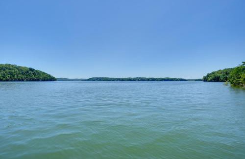 Rogers Casa | Noteworthy Cabin Grill, Walk to Beaver Lake!