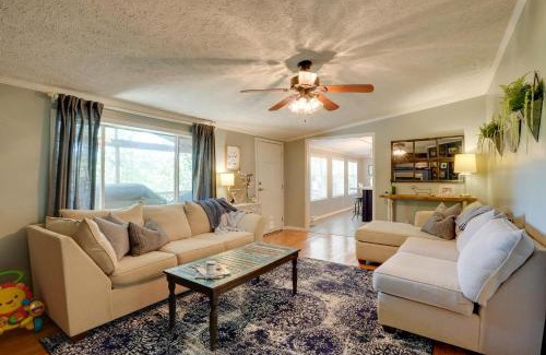 Rogers Casa | Noteworthy Cabin Grill, Walk to Beaver Lake!