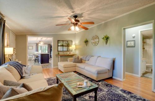 Rogers Casa | Noteworthy Cabin Grill, Walk to Beaver Lake!