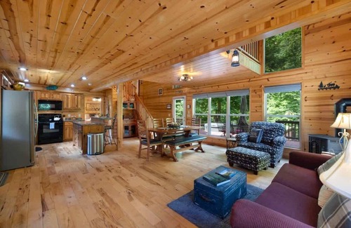 Blairsville Cabina | Nottely and Nice-Riverfront,dog friendly,hot tub