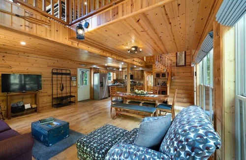 Blairsville Cabina | Nottely and Nice-Riverfront,dog friendly,hot tub