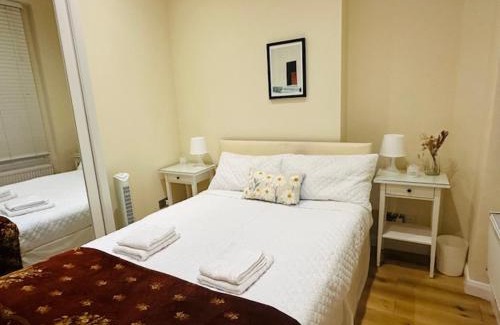 Pembridge Apartamento | NOTTING HILL & HYDE PARK, Chic 2 DBL bed apartment, Moments to PORTOBELLO RD & KENSINGTON PALACE, 1 minute to Tube