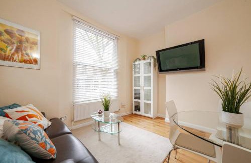 Pembridge Apartamento | NOTTING HILL & HYDE PARK, Chic 2 DBL bed apartment, Moments to PORTOBELLO RD & KENSINGTON PALACE, 1 minute to Tube