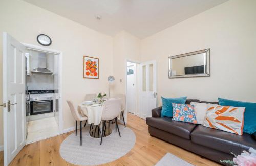 Pembridge Apartamento | NOTTING HILL & HYDE PARK, Chic 2 DBL bed apartment, Moments to PORTOBELLO RD & KENSINGTON PALACE, 1 minute to Tube