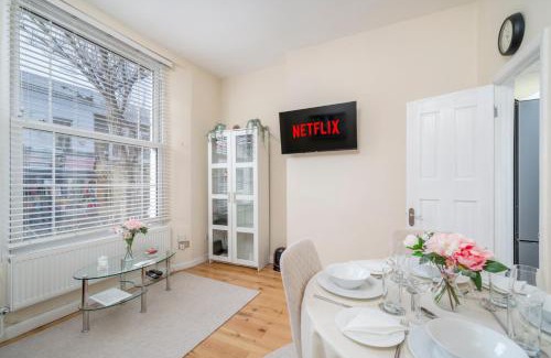 Pembridge Apartamento | NOTTING HILL & HYDE PARK, Chic 2 DBL bed apartment, Moments to PORTOBELLO RD & KENSINGTON PALACE, 1 minute to Tube