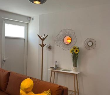 Surgeres Apartamento | Nouveau! Appartement climatisé à 100m du marché- Tendance 70's