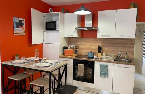 Surgeres Apartamento | Nouveau! Appartement climatisé à 100m du marché- Tendance 70's