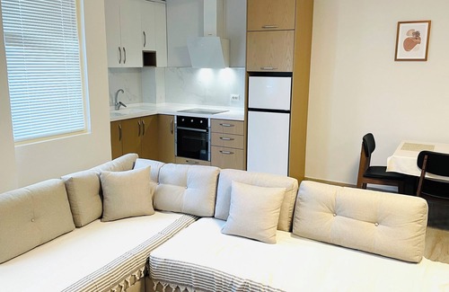 Divjake Apartamento | Nova - Charming 2-bedroom apartment in Divjakë with WiFi, AC, free parking.