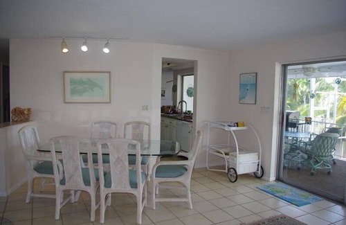 Shell Harbor Condominio | Traiga su barco a esta hermosa casa frente al mar en Sanibel Island y atraviese el Golfo de México.