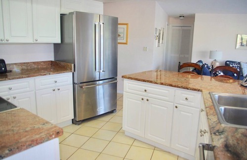 Shell Harbor Condominio | Traiga su barco a esta hermosa casa frente al mar en Sanibel Island y atraviese el Golfo de México.