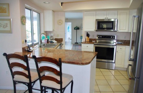 Shell Harbor Condominio | Traiga su barco a esta hermosa casa frente al mar en Sanibel Island y atraviese el Golfo de México.