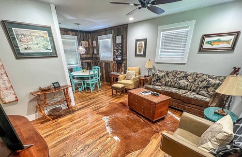 West Jefferson Cabina | Kickback Creek - Cabaña de 2 dormitorios / 2BA en Babbling Creek, con WIFI y fogata.