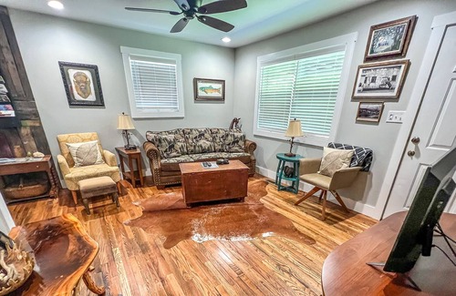 West Jefferson Cabina | Kickback Creek - Cabaña de 2 dormitorios / 2BA en Babbling Creek, con WIFI y fogata.