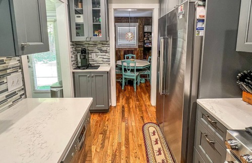 West Jefferson Cabina | Kickback Creek - Cabaña de 2 dormitorios / 2BA en Babbling Creek, con WIFI y fogata.