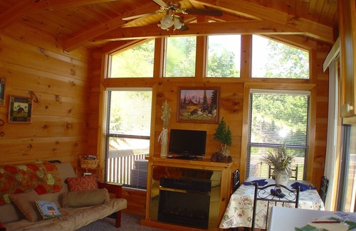 Laurel Springs Cabina | THE HIDEAWAY: cabaña romántica para dos personas con privacidad con vista al río con bañera de hidromasaje.