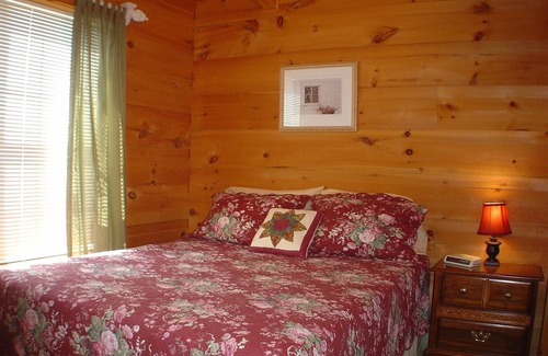Laurel Springs Cabina | THE HIDEAWAY: cabaña romántica para dos personas con privacidad con vista al río con bañera de hidromasaje.