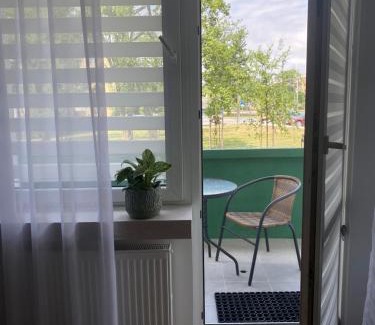 Dzierzoniow Apartamento | Nowoczesny Apartament w Dzierżoniowie - parter - balkon - pokój + sypialnia