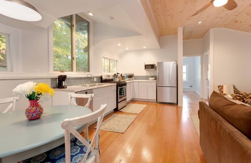 Monterey Cabaña | Pacífica, recientemente renovada cabaña junto al lago en el lago Garfield en Berkshires