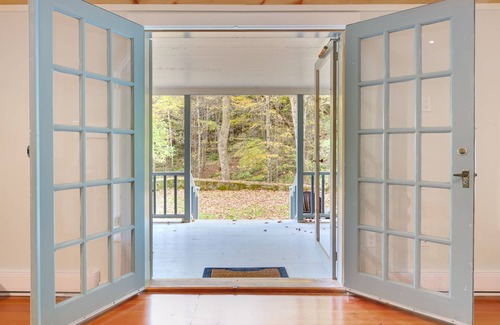 Monterey Cabaña | Pacífica, recientemente renovada cabaña junto al lago en el lago Garfield en Berkshires