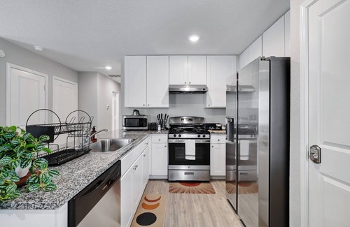 Southside Casa | Nr Missions Park Hot Tub Getaway | Yard Games BBQ