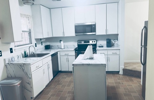 Lanham Casa | nRoyal Place: Three-Story Townhouse with Balcony & Workspace